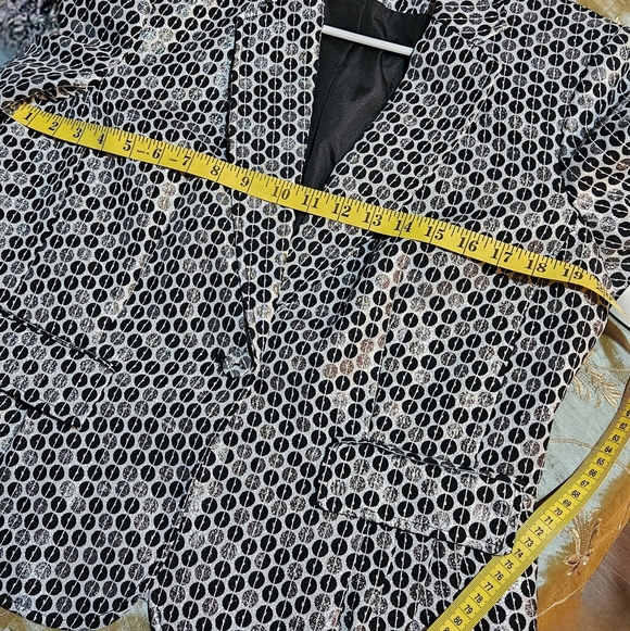 Women's Black and Cream Sequined Patterned Blazer. Size Large. - Picture 9 of 9